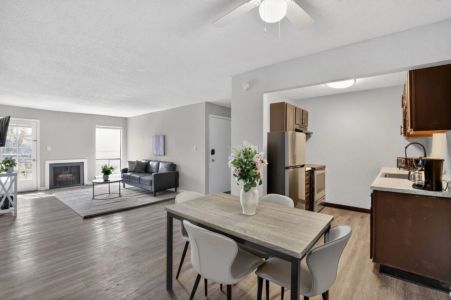2 bed, 1.0 bath, 9913 sqft, $2,107 — Photo 2