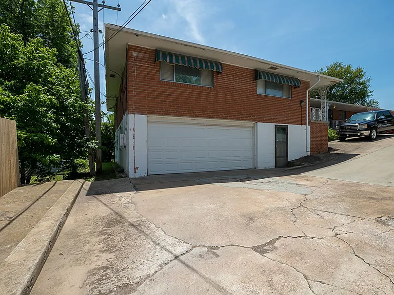 1401-1403 S Frisco Ave — Photo 41