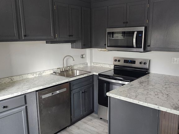 Another pic of the kitchen.