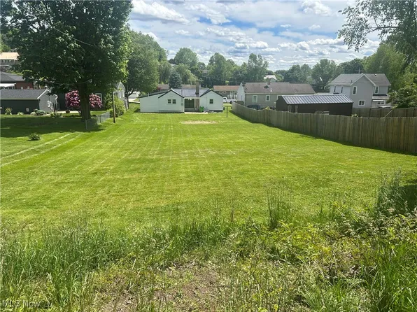 Adams St, Coshocton, OH 43812