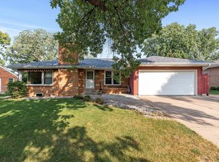 2482 Sheldon St, Roseville, MN 55113