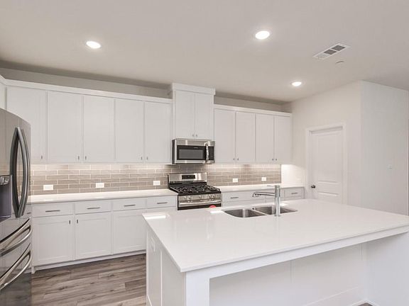 3rd image of 2805 Jacaranda Dr