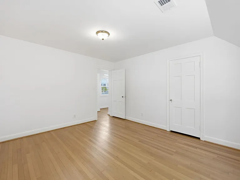 4453 S Dakota Ave NE — Photo 14
