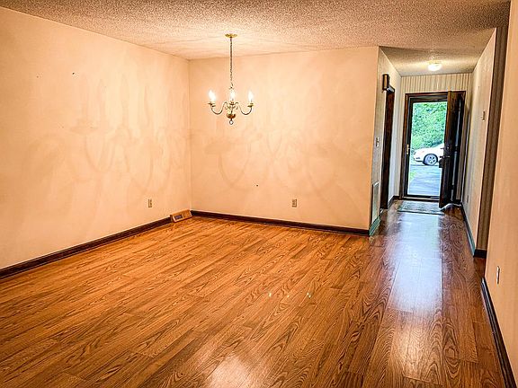 3rd image of 111 Cedar Point Dr