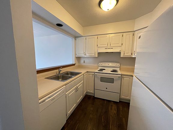 3rd image of 450 Plum Creek Ct #6