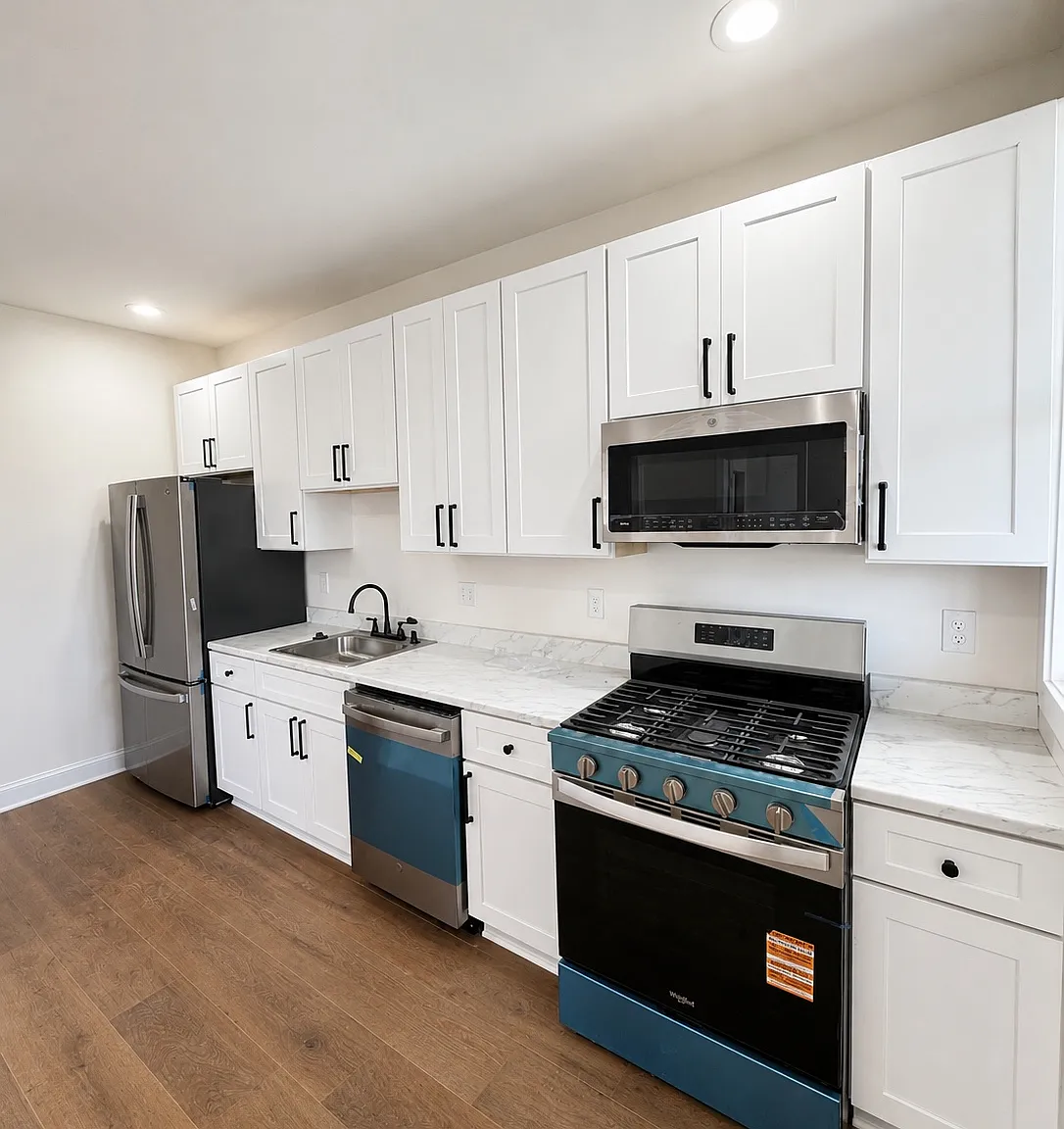 3 bed, 900 sqft, $3,500 — Photo 1