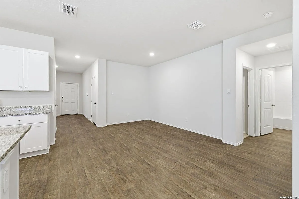 4 bed, 3.0 bath, 2042 sqft, $1,900 — Photo 4