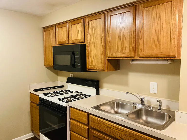 1680 Summit St #2A — Photo 5
