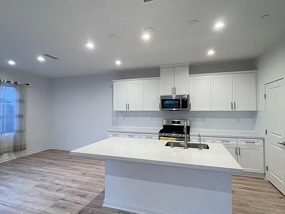 3rd image of 15800 S Park Ln
