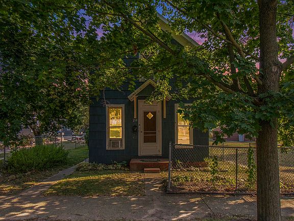 3rd image of 218 Queen St