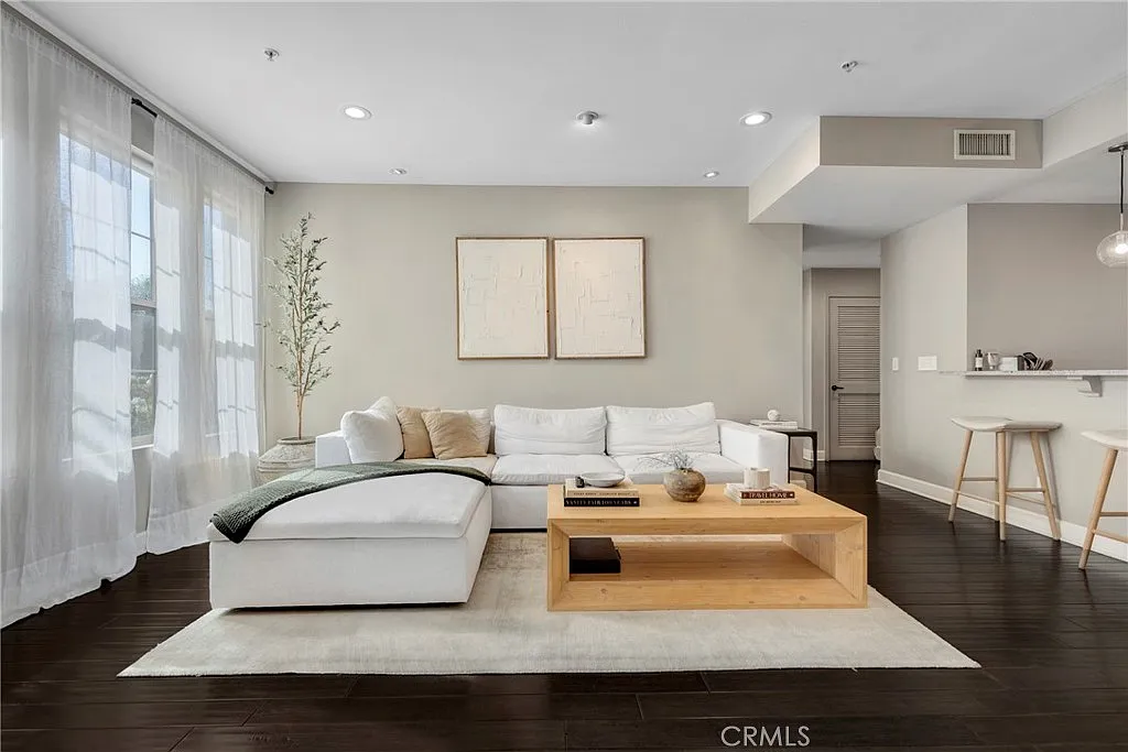 2 bed, 1400 sqft, $4,500 — Photo 3