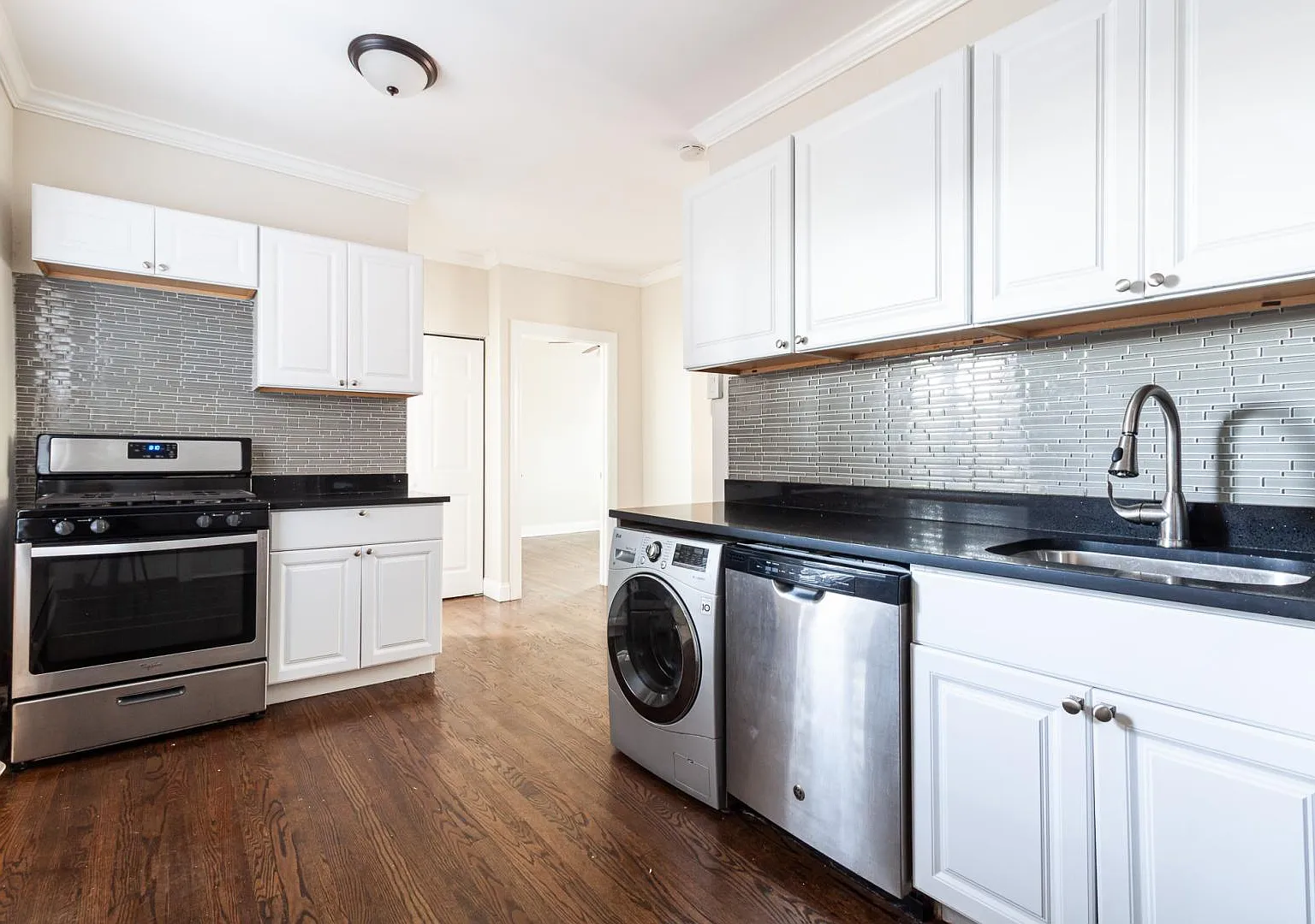 646 W Roscoe St — Photo 1
