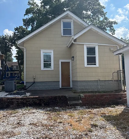 975 Corwin Ave — Photo 3