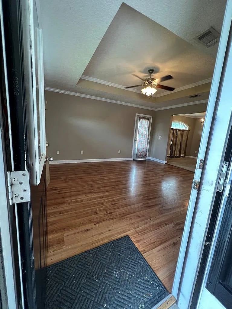 3 bed, 2.0 bath, 1365 sqft, $1,800 — Photo 3