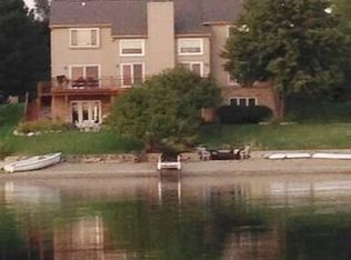 670 Lakes Edge Dr, Oxford, MI