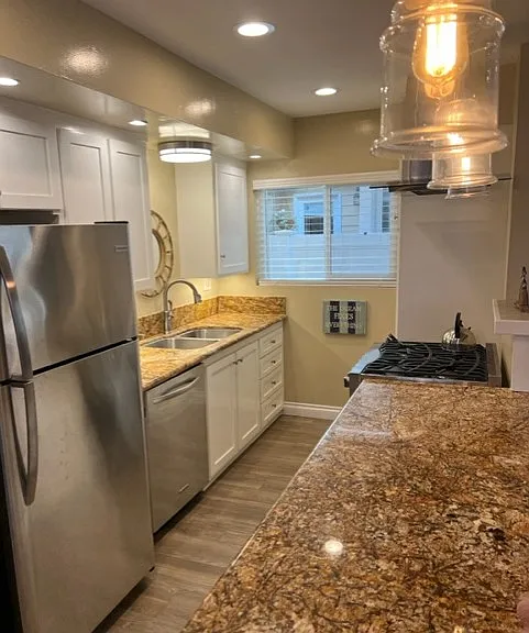 stainless appliances, viking range, undercounter lighting