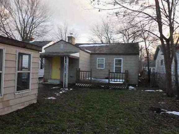 2nd image of 2121 E Schumacher St