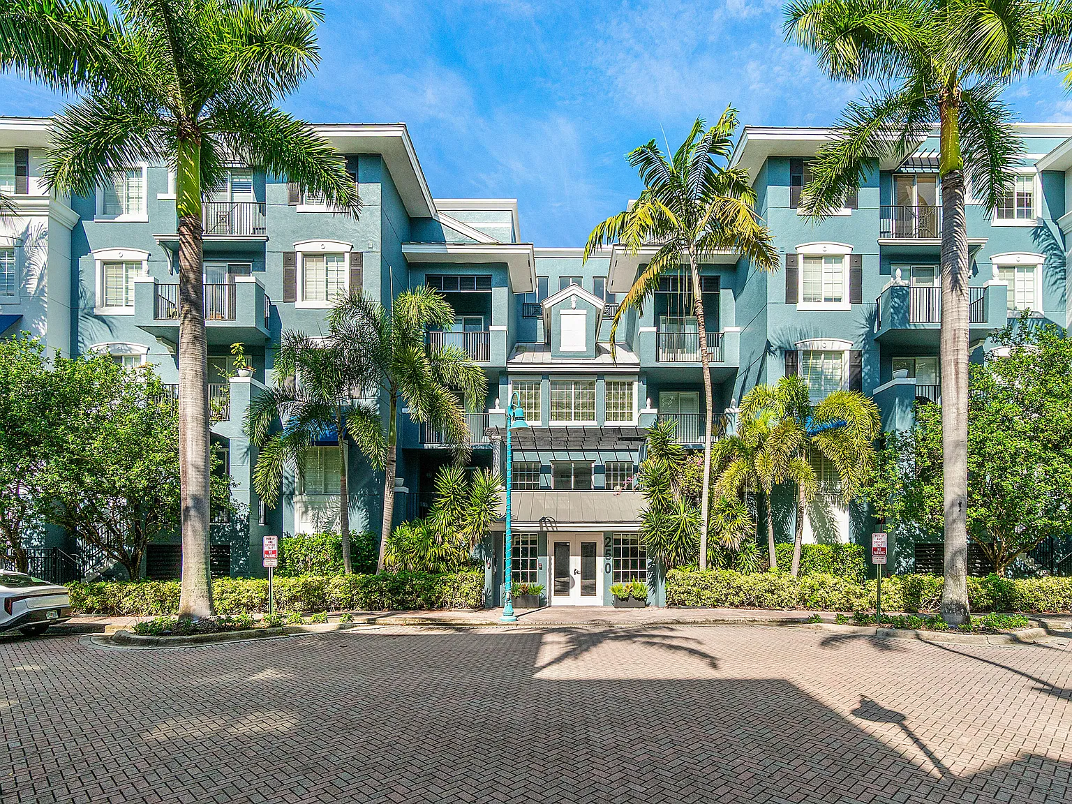 1 bed, 1.0 bath, 864 sqft, $3,000 — Photo 1