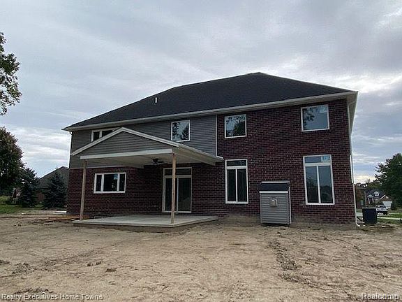 3rd image of 205 Golfview Ct