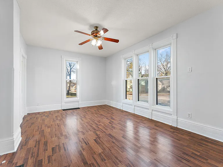 557 Chicago St — Photo 5