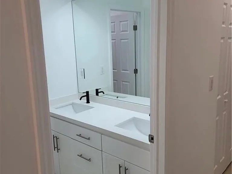 2900 SW 62nd Ave — Photo 3