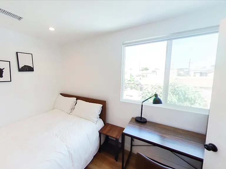 1436 W 36th Pl — Photo 26