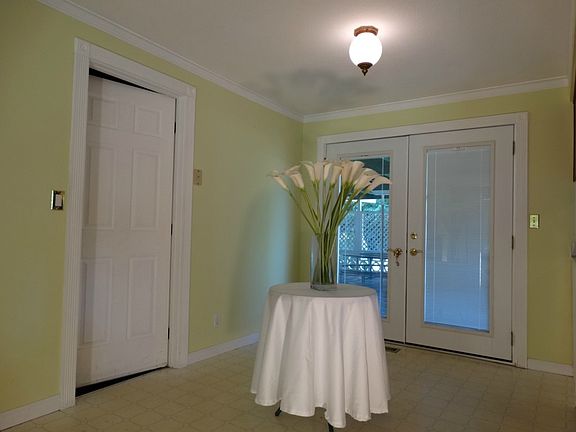 4th image of 2446 Parkwood Dr SE