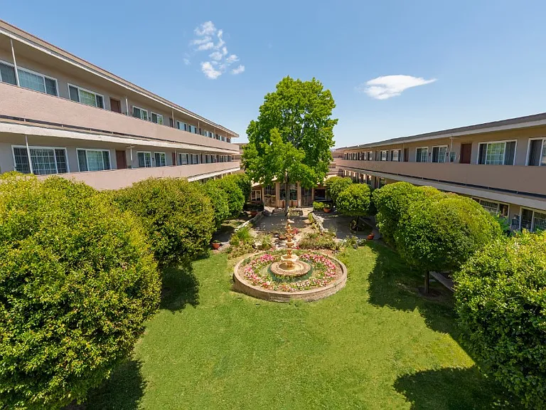 St Moritz Garden Apartments — Photo 7