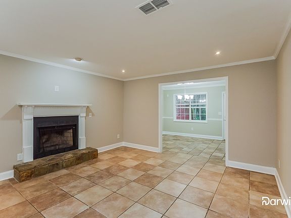 4th image of 830 Fox Valley Dr