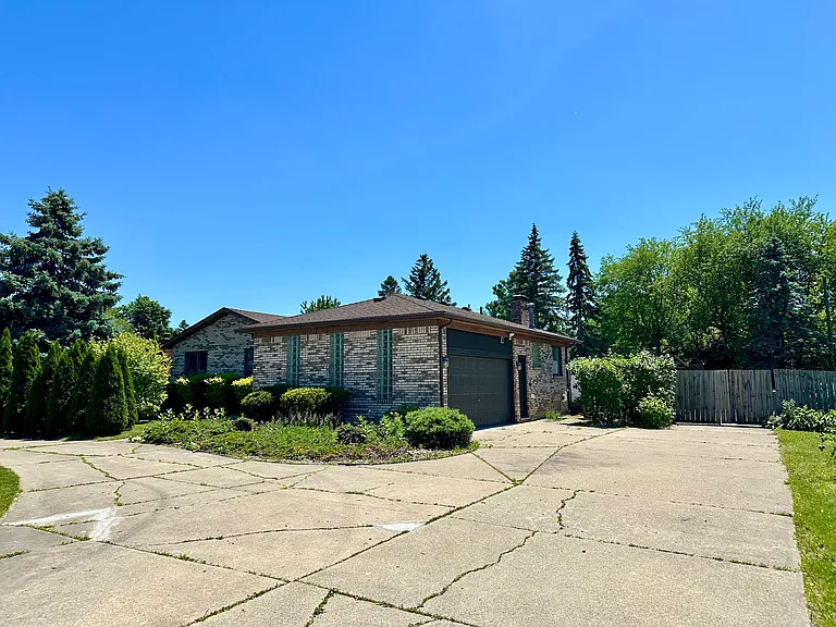 194 E Long Lake Rd — Photo 2
