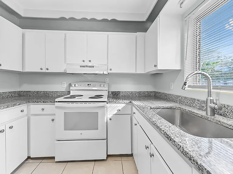 332 W Mango St #1 — Photo 8