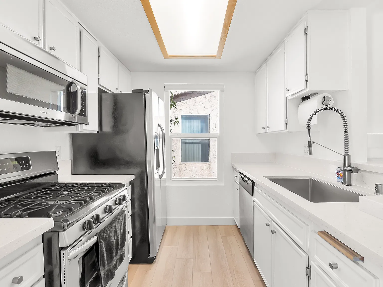 2 bed, 906 sqft, $3,300 — Photo 3