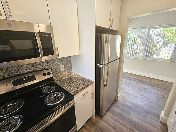 4th image of 701 NE 16th Ave APT 8