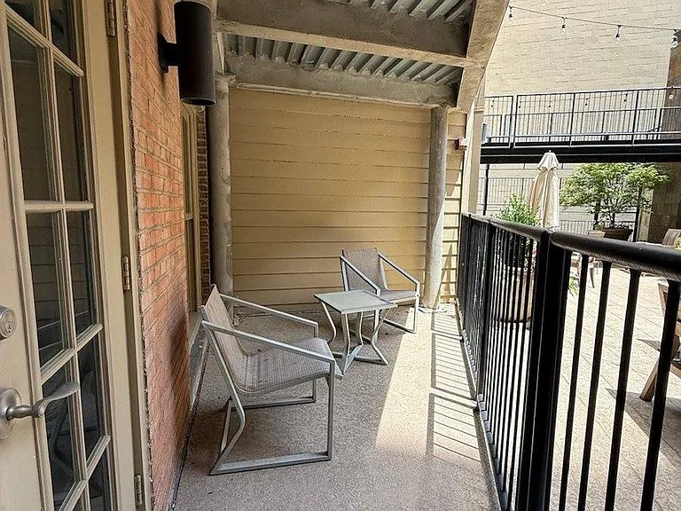 411 W 7th St #202 — Photo 16