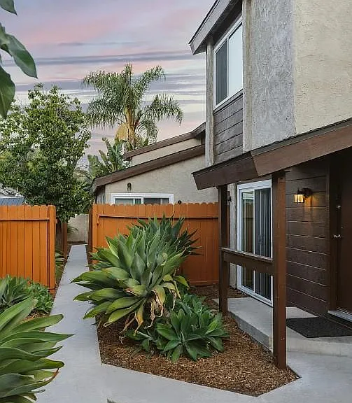 520 W Gutierrez St #D — Photo 10