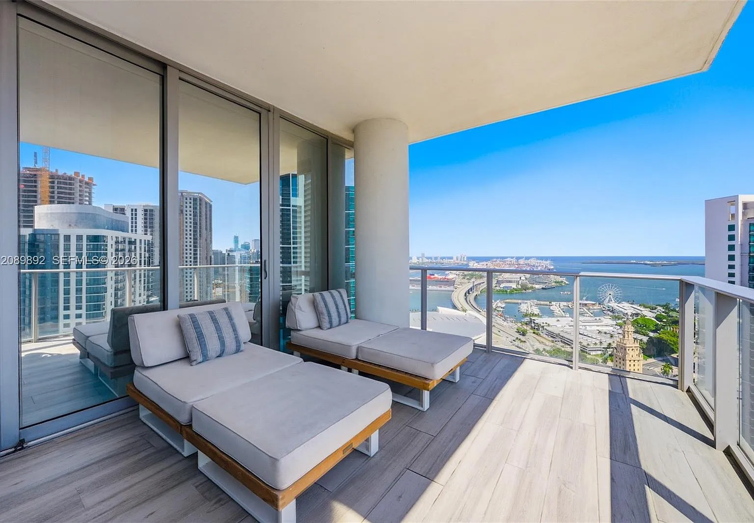 Paramount Miami Worldcent — Photo 1