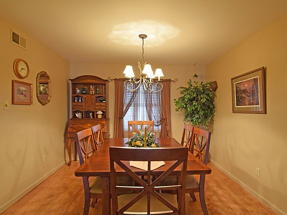 3rd image of 1068 Woodgate Dr