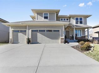 336 SE Golden Ln, Lees Summit, MO 64063