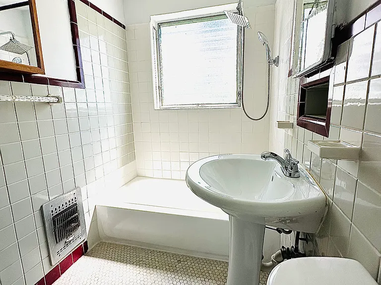 821 W 39th St #6 — Photo 8