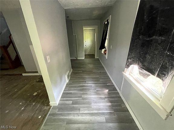 4th image of 9818 Plymouth Ave
