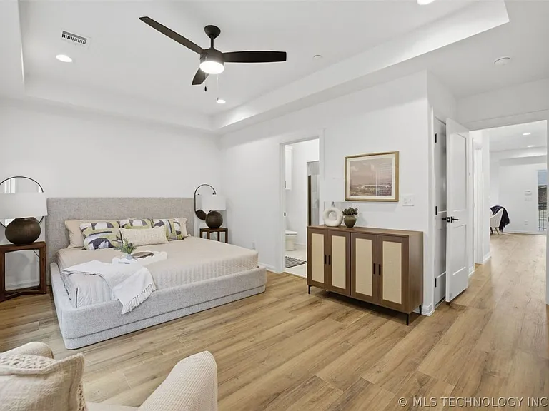 504 E B St — Photo 19
