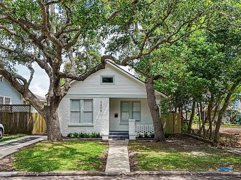 3406 Avenue Q 1/2 — Photo 1