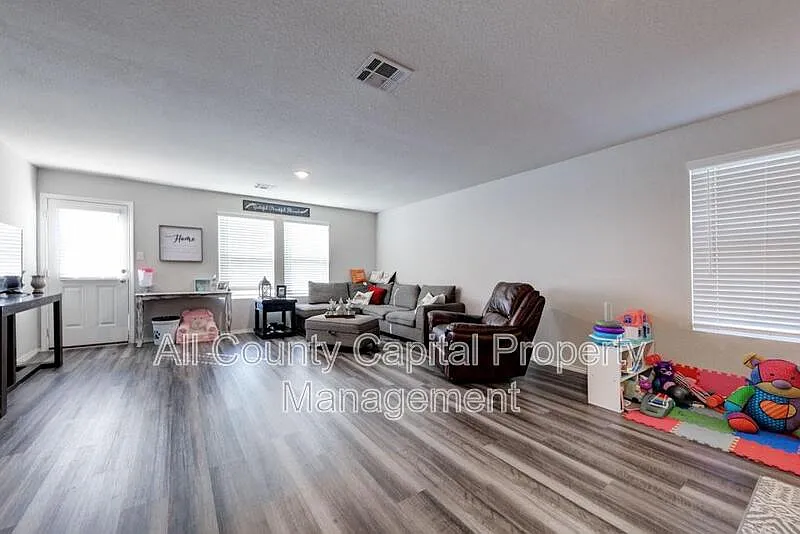 4 bed, 2.0 bath, 1648 sqft, $1,700 — Photo 3