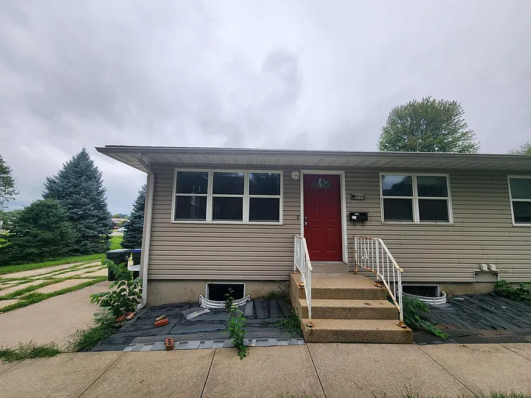 1615 Crescent St — Photo 3