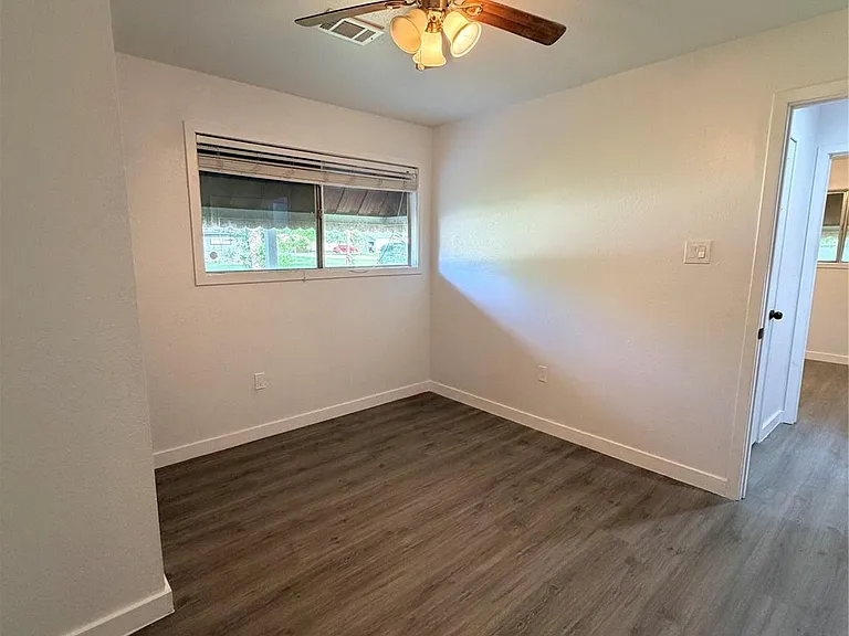 2426 Dupont St — Photo 10