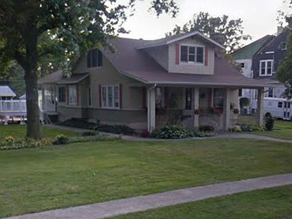 3rd image of 907 E 1st North St