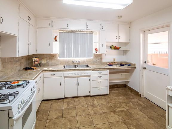 4th image of 2978 E Terrace Ave