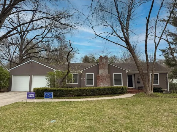 9537 Manor Rd, Leawood, KS 66206