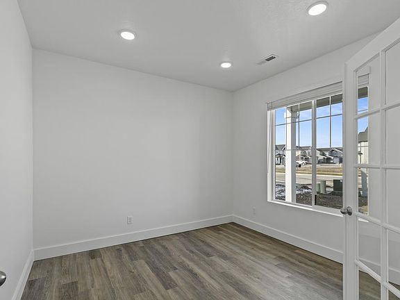 Flex Room. Photos as of 1-20-2023