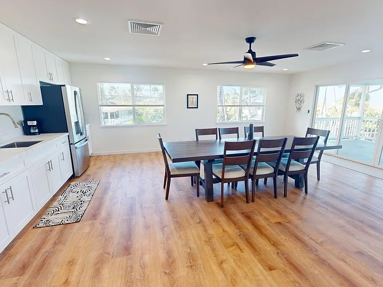second floor dining with ocean view and wet bar